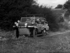 Kadr z filmu "Pan Samochodzik i Templariusze". W ekranizacji główną rolę zagrał Stanisław Mikulski