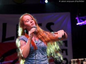 Na zdj. energetyczna Layla Zoe podczas koncertu w Suwałkach (fot. W. Otłowski)