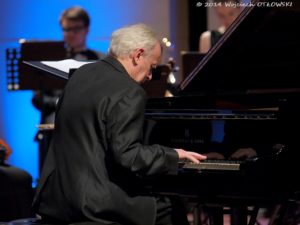Janusz Olejniczak podczas koncertu z Suwalską Orkiestrą Kameralną.