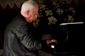 Janusz Olejniczak przy fortepianie.