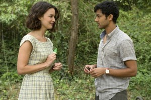 Na zdj. Manish Dayal jako Hassan i Charlotte Le Bon jako Marguerite.