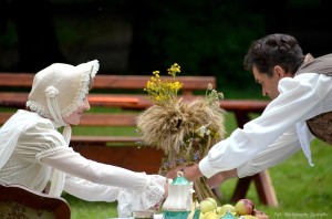 Dożynki w Dowspudzie - hr. Pac herbu Gozdawa z małżonką, czyli Adam Kulbacki z zespołu "Gozdawa" i Renata Skórkiewicz z Suwalskiego Ośrodka Kultury.