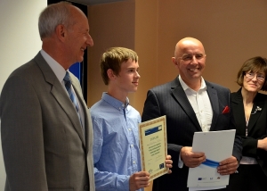 Krystian Pupel, zwycięzca konkursu na zdj. ze Szczepanem Ołdakowskim, Cezarym Cieślukowskim.