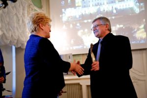 Na zdj. Zbigniew Fałtynowicz odbierający nagrodę (fot. Wrota Podlasia).