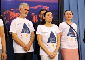 Posłanka Bożena Kamińska (pierwsza z prawej) odbędzie wspinaczkę, by pomóc dzieciom.