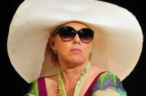 Na zdj. Joanna Żółkowska w spektaklu "Po co są matki?".