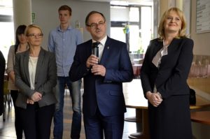 Od lewej: Ewa Sidorek, zastępca prezydenta Suwałk, Czesław Renkiewicz, prezydent Suwałk, Jadwiga Mariola Szczypiń, przewodnicząca Rady Miejskiej.