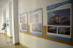Plansze z fotografiami  Urzędzie Miasta w Suwałkach.