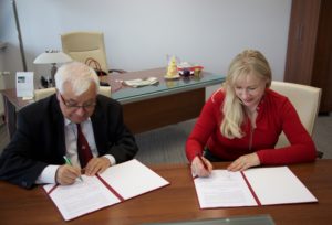 Na zdjęciu: prezes Falck Medycyna - Katarzyna Czajka oraz rektor PWSZ w Suwałkach – prof. dr hab. Jerzy Sikorski.