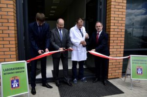 Od lewej: Marcin Bonisławski, p.o. prezesa PNTPW; Jerzy Głowacki, prezes "Kruszbetu"; Piotr Chmielewski, kierownik laboratorium i Czesław Renkewicz, prezydent Suwałk.