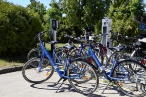 Rowery, stacja ładowania i stacja naprawcza.