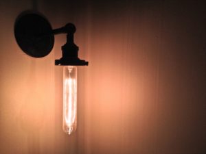 lampa-stylowa-na-scianie
