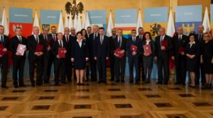 Nowi wojewodowie wraz z premier Beatą Szydło, fot. premier.gov.pl.