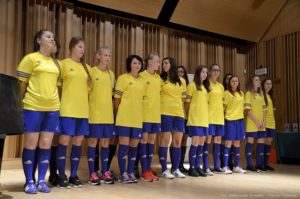 Żeńska drużyna piłkarska "Akademii 2012".