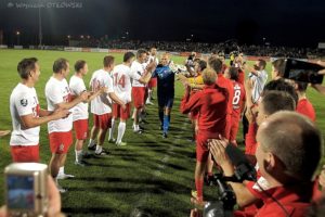 15.06.2013, Suwalki, Stadion Miejski, Benefis Wojciecha Kowalewskiego. Beneficjent schodzi z boiska w asyscie obu druzyn. FOT. WOJCIECH OTLOWSKI