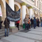 Pikieta pod ratuszem. Rodzice i nauczyciele przeciwni łączeniu szkół Niebywałe Suwałki 12