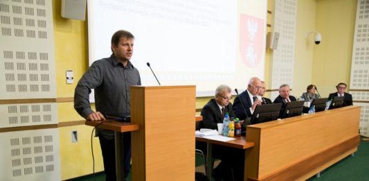 Na zdj. Jarosław Żaborowski, związkowiec z Suwałk podczas sesji Sejmiku. Fot. Wojciech Oksztol, Wrota Podlasia.