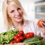 Frau mit vegetarischen Einkauf
