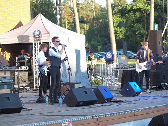 Ten Inches August&oacute;w