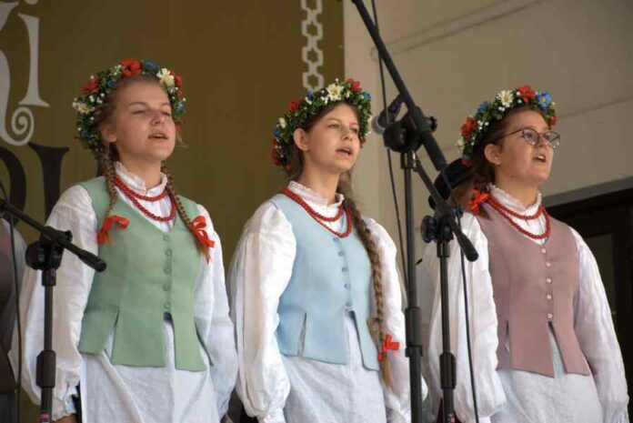 Magdalena Balcer (w środku), XXI jarmark folkloru, fot. Zbigniew Stelmaszek (95)